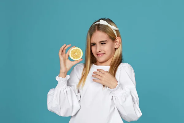 Aranyos kislány gazdaság friss lédús citrom — Stock Fotó