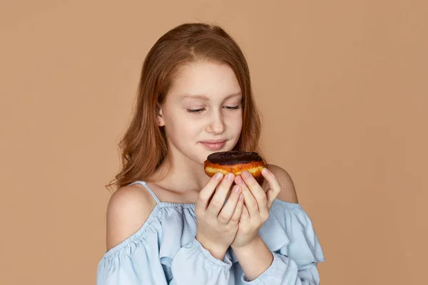 Niña sosteniendo delicioso donut de chocolate — Foto de Stock