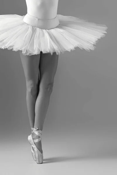 Balerina in tutu i szpiczaste buty — Zdjęcie stockowe