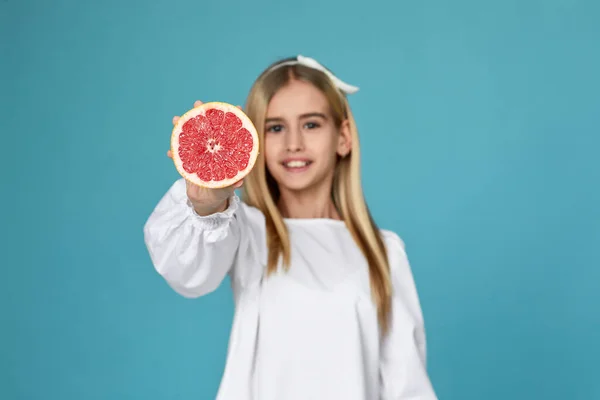 Schattig klein kind meisje met verse sappige grapefruit — Stockfoto