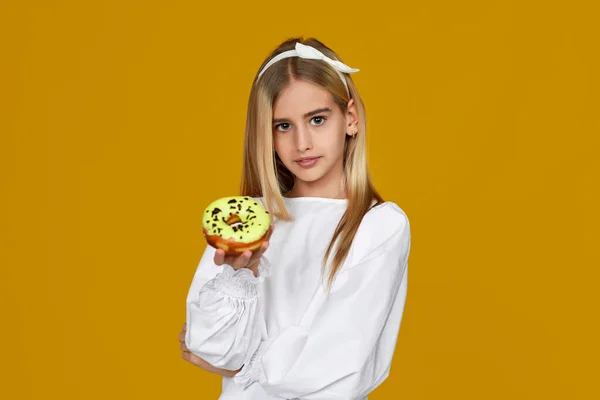 Schattig klein kind meisje holding lekker donut — Stockfoto