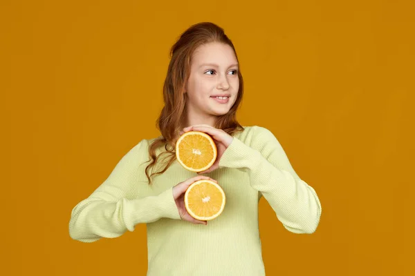 Menina segurando laranja suculento fresco — Fotografia de Stock
