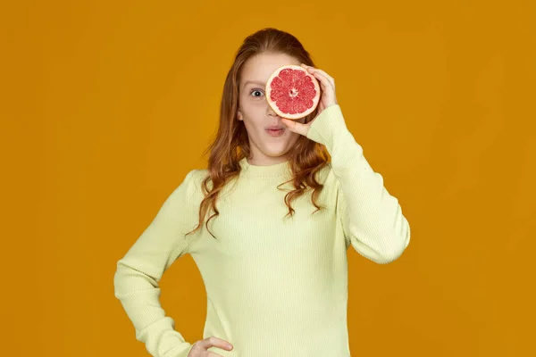 Süßes kleines Mädchen mit frischer saftiger Grapefruit — Stockfoto