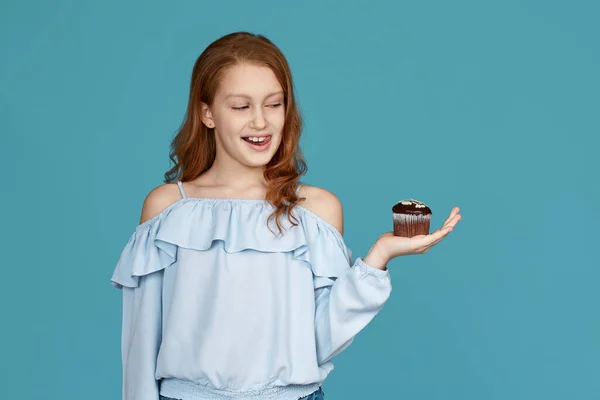 손에 맛있는 컵 케익을 들고 있는 어린 소녀 — 스톡 사진