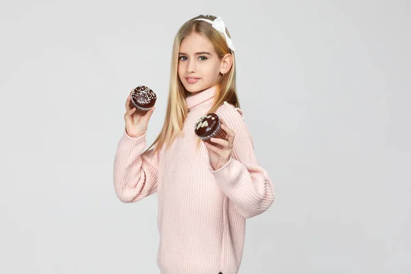 Дитяча дівчина тримає в руках два торти — стокове фото
