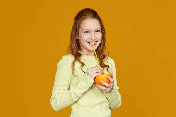 Schattig klein kind meisje met verse sappige grapefruit — Stockfoto