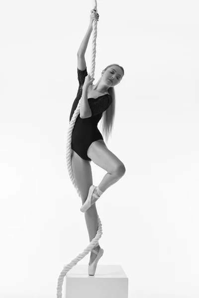 Bella ballerina in scarpe da punta è in posa — Foto Stock
