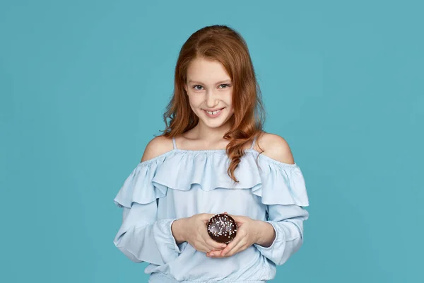 Дитяча дівчина тримає в руках смачні кекси — стокове фото