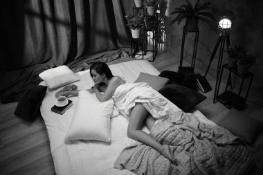 Güzel genç bayan çayını içiyor.