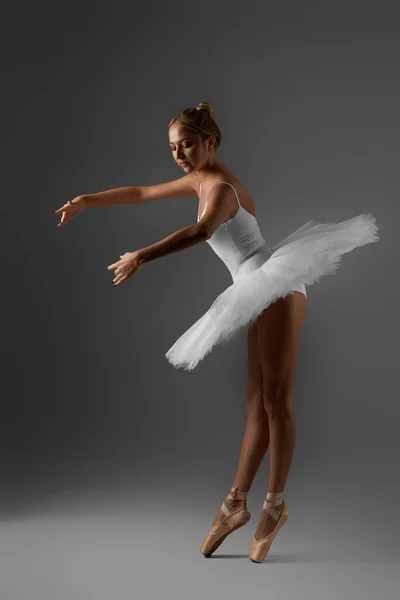 Bailarina en tutú y zapatos de punta — Foto de Stock