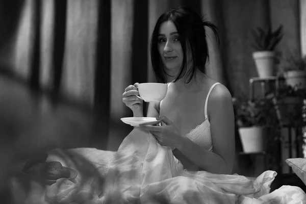 Красивая молодая женщина пьет свой кофе — стоковое фото