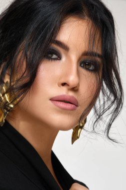 Güzel, kıvırcık esmer kadının portresi.