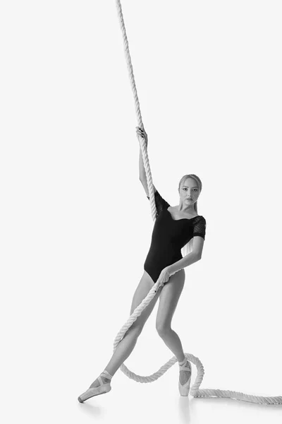 Mooie ballerina in puntschoenen poseert — Stockfoto