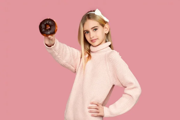 Дитяча дівчина тримає смачний шоколадний пончик — стокове фото