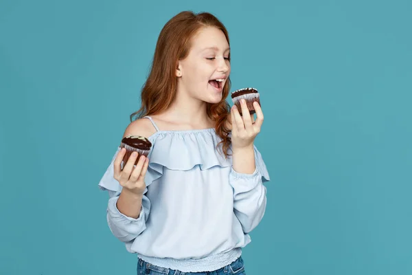 Дитяча дівчина тримає в руках смачні кекси — стокове фото