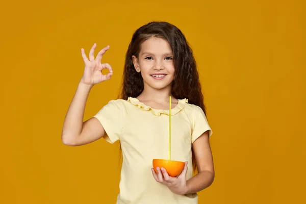 Linda niña sosteniendo toronja jugosa fresca —  Fotos de Stock