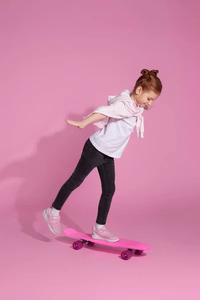 Стильна маленька дівчинка з скейтбордом — стокове фото