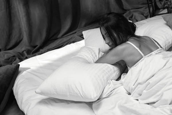 Bela jovem mulher dormindo em seu quarto — Fotografia de Stock