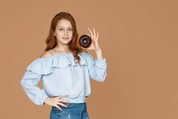 Criança menina segurando gostoso chocolate donut — Fotografia de Stock