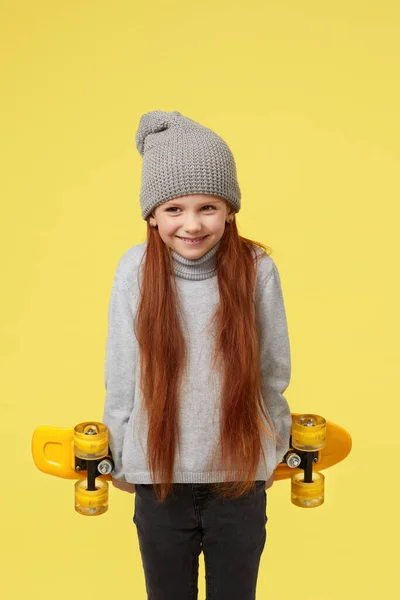 Маленька дівчинка з жовтим скейтбордом — стокове фото