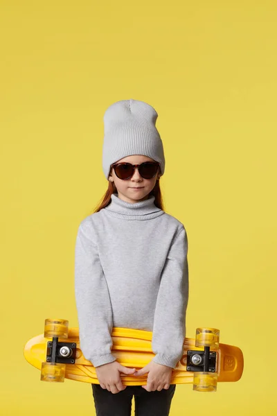 Menina criança com skate amarelo — Fotografia de Stock