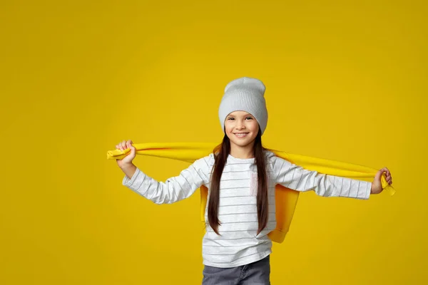 Modieus klein kind meisje met hoed — Stockfoto