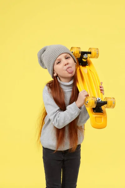 Niña con monopatín amarillo — Foto de Stock