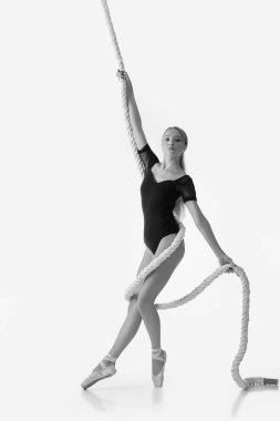 Pointball ayakkabılı güzel balerin poz veriyor.