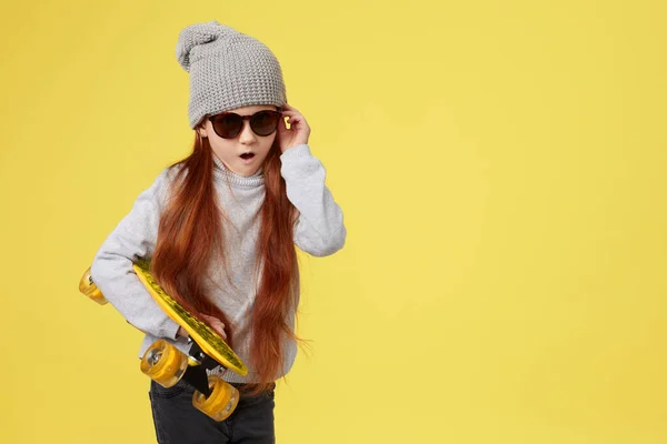 Petite fille enfant avec skateboard jaune — Photo