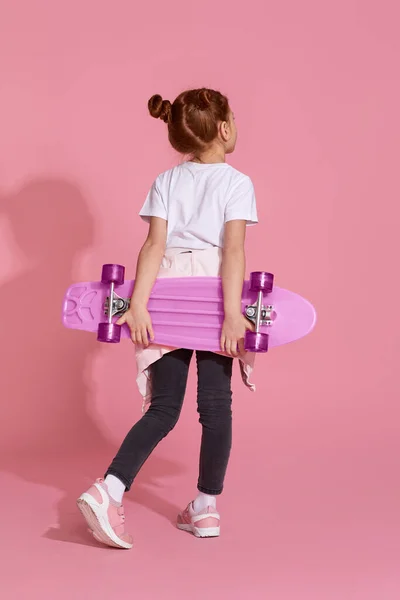 Мила маленька дівчинка з скейтбордом — стокове фото