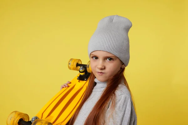 Niña con monopatín amarillo — Foto de Stock