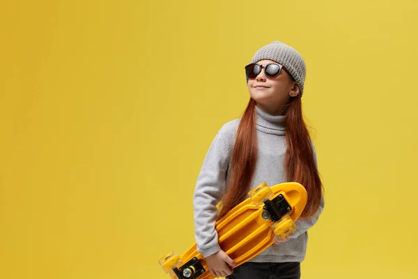 Petite fille enfant avec skateboard jaune — Photo