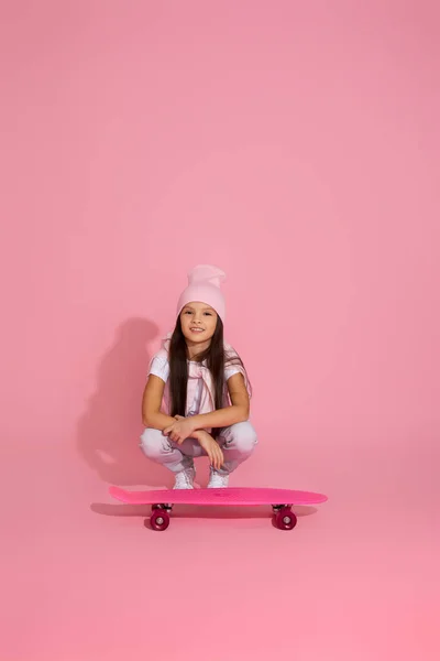 분홍색 스케이트보드를 단 귀여운 어린 소녀 — 스톡 사진