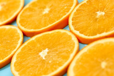 olgun dilimlenmiş portakal meyvesi mavi arka planda