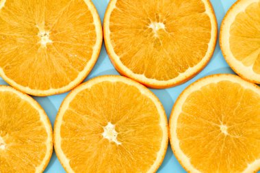 olgun dilimlenmiş portakal meyvesi mavi arka planda