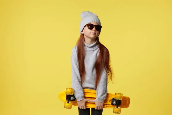 Petite fille enfant avec skateboard jaune — Photo