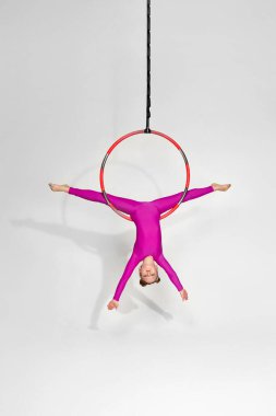 Kız jimnastikçi akrobatik bir performans sergiliyor