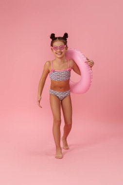 Şişirilebilir lastik halkalı çocuk çalışıyor