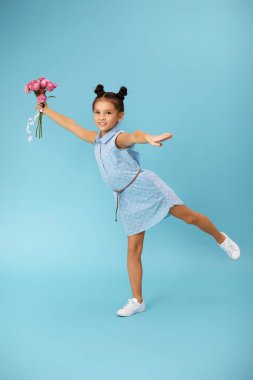 Küçük kız pembe gül buketi tutuyor