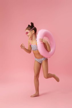 Şişirilebilir lastik halkalı çocuk çalışıyor