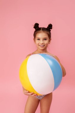 Renkli plaj topu olan kız çocuğu
