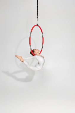 Kız jimnastikçi akrobatik bir performans sergiliyor