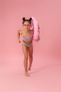 Şişirilebilir lastik halkalı çocuk çalışıyor