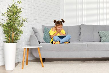 Küçük kız dijital tablet kullanıyor.