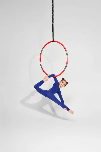 Chica gimnasta muestra una actuación acrobática — Foto de Stock
