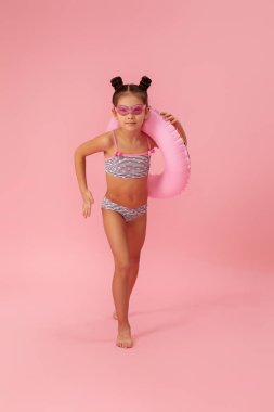 Şişirilebilir lastik halkalı çocuk çalışıyor