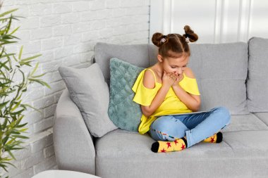 Küçük kız dijital tablet kullanıyor.