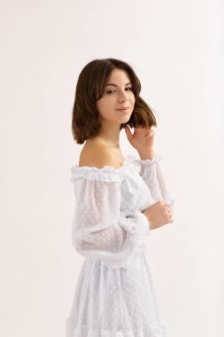 Beyaz elbiseli güzel, esmer kadın.