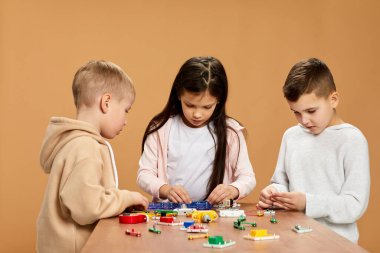 Coşkulu çocuklar stüdyoda elektronik devreler topluyor.