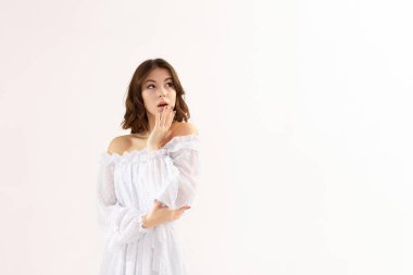 Beyaz elbiseli güzel, esmer kadın.